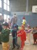 verkleidete Kinder tanzen Polonaise