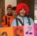 Drei Schüler, die hintereinander stehen und als Clown, Astronaut und Bauarbeiter verkleidet sind