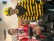 Drei Jungen, die als FC-Köln-Fan, Biene und Polizist verkleidet sind