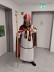 Ein als Nikolaus verkleideter Mann vor einer Klassentür