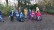 Gruppenbild: Kinder mit Laternen stehen auf dem Schulhof