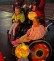 Zwei Kinder im Rollstuhl mit Kugelfischlaternen