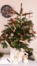 Weihnachtsbaum mit Strohsternen, Schleifen und Duplos