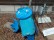 blauer Roboter mit Wackelaugen
