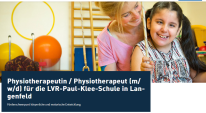Ein Bild von der Stellenanzeige. Eine Physiotherapeutin arbeitet mit einem Mädchen