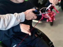 Rotes Band wird mit einer Schere durchgeschnitten